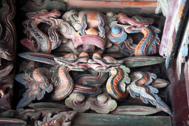 Đền vua Đinh Tiên Hoàng là một công trình kiến trúc độc đáo trong nghệ thuật chạm khắc gỗ của các nghệ sĩ dân gian Việt Nam ở thế kỷ 17. Đây cũng là công trình nghệ thuật đặc sắc với nhiều cổ vật quý hiếm được bảo tồn và là điểm du lịch văn hóa lịch sử đầy hấp dẫn dành cho du khách khi đến với Ninh Bình. Những con rồng trông rất sống động với nhiều hình thái khác nhau tạo cho chính cung một vẻ rực rỡ không khác gì cung điện thu nhỏ. 